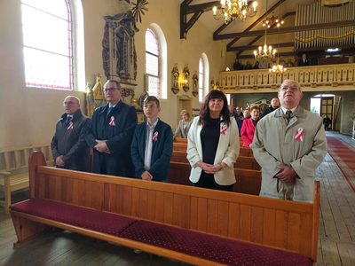 Święto Konstytucji 3 maja,  uczestnicy  uroczystości w Kościele w Warlubiu podczas uroczystej Mszy Świętej  w intencji Ojczyzny