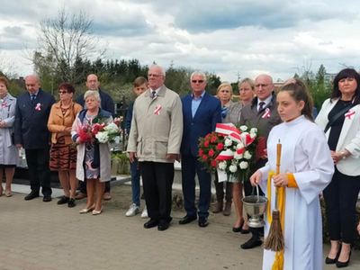 Święto Konstytucji 3 maja, uczestnicy uroczystości zebrani na cmentarzu