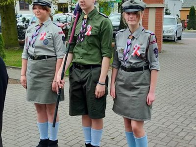 Święto Konstytucji 3 maja, harcerze stoją ze sztandarem