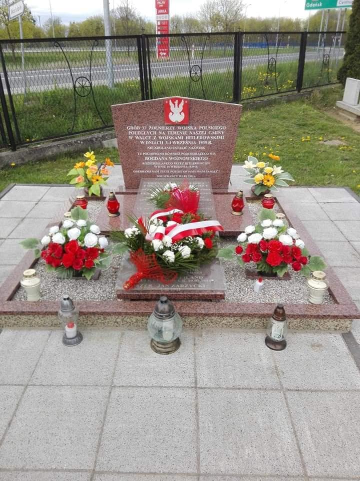 Święto Konstytucji 3 maja,  kwiaty złożone na grobie 37 żołnierzy Wojska Polskiego