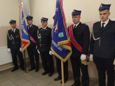 Gminne obchody Dnia Strażaka, strażacy przy sztandarze