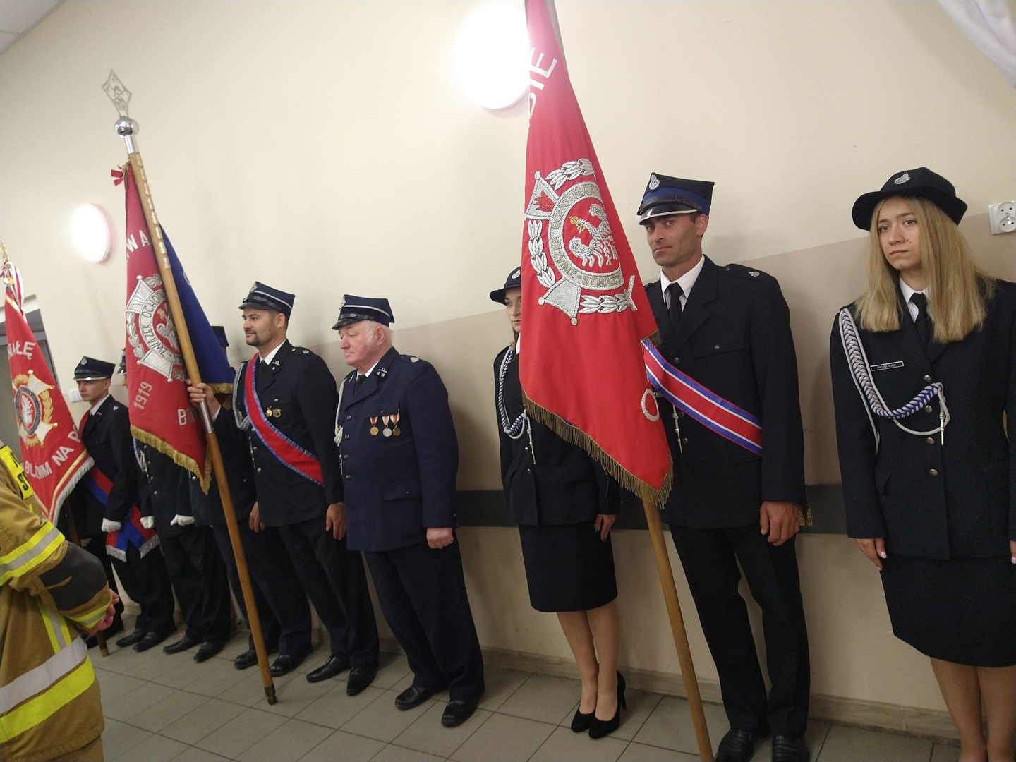 Gminne obchody Dnia Strażaka, strażacy przy sztandarze