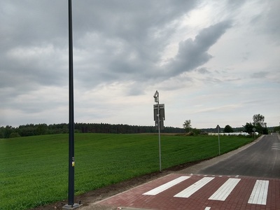 Otwarcie drogi gminnej w miejscowości Płochocin, zdjęcie drogi oraz przejście dla pieszych