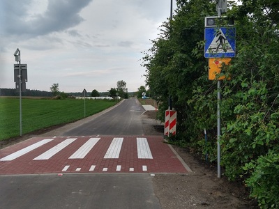 Otwarcie drogi gminnej w miejscowości Płochocin, zdjęcie drogi i przejście dla pieszych