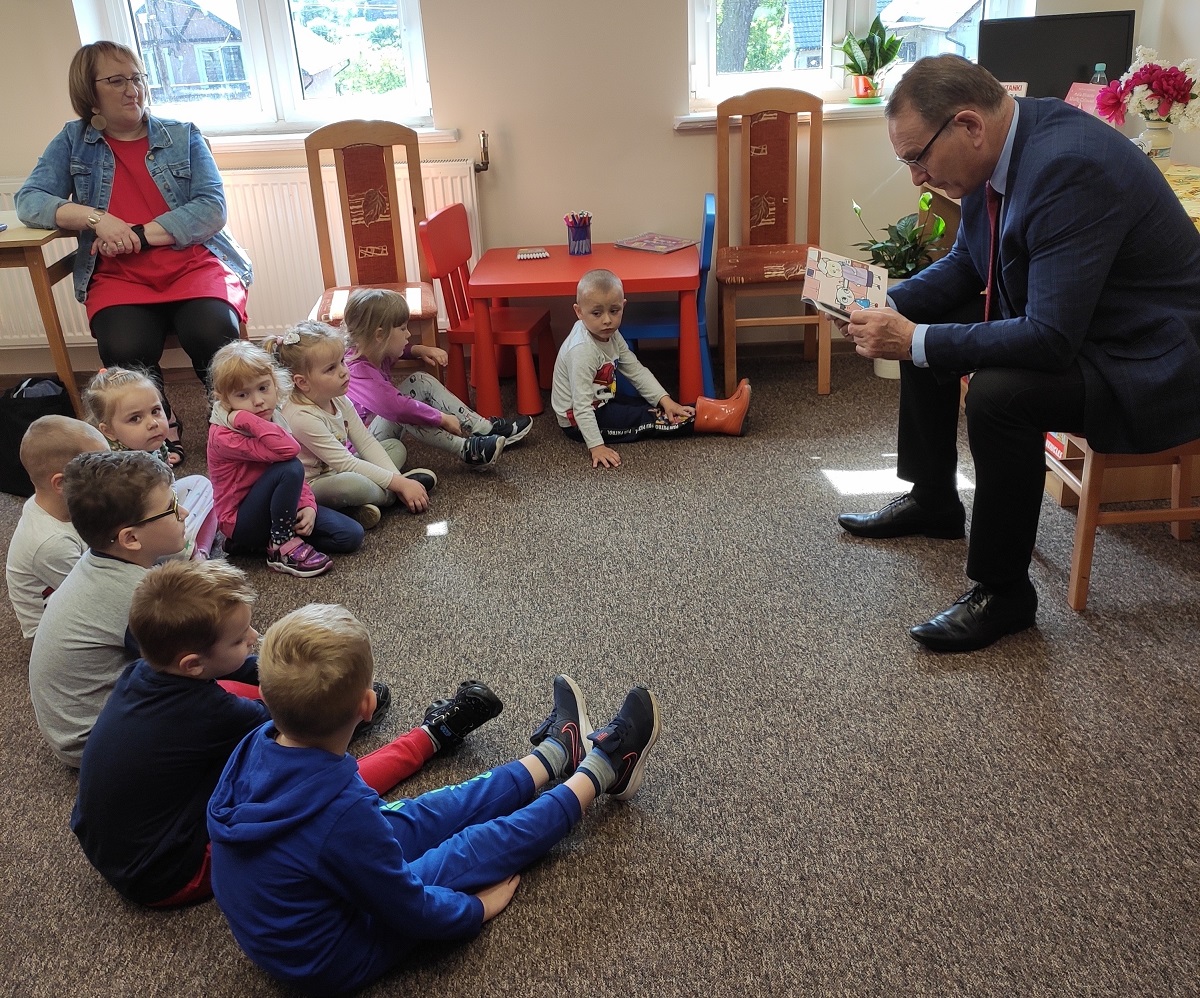 Wójt Gminy czyta Dzieciom