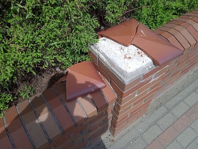 zdjęcie zniszczonego murku
