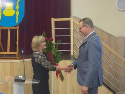 Przewodnicząca Rady Gminy Warlubie wręcza kwiaty Wójtowi Gminy Warlubie.