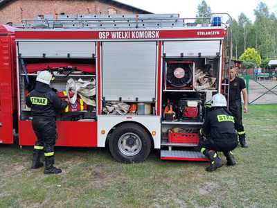 Ćwiczenia OSP, wóz strażacki widok z boku, otwarte klapy, widoczne szczegółowe wyposażenie wozu