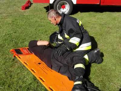 Ćwiczenia OSP, pokazuje w jaki sposób udzielać pierwszej pomocy z wykorzystaniem noszy