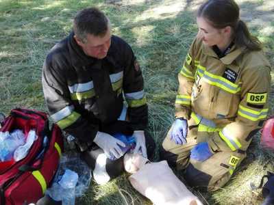 Ćwiczenia OSP, strażak udziela instrukcji z udzielania pierwszej pomocy przy manekinie, udrażnianie dróg oddechowych
