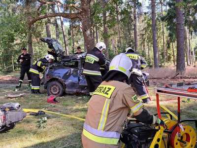 Ćwiczenia OSP, strażacy rozcinają samochód