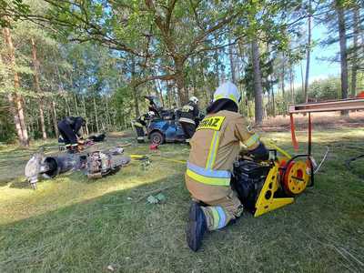 Ćwiczenia OSP, strażacy rozcinają samochód