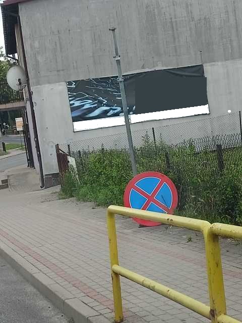 uszkodzony znak drogowy