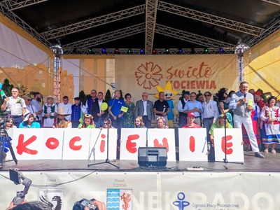 Święto Kociewia 2022, zdjęcie uczestników przebranych w stroje kociewskie