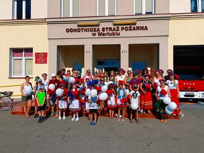 Święto Kociewia 2022, zdjęcie uczestników przebranych w stroje kociewskie