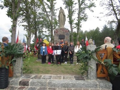 Zdjęcie nr.15 z uroczystości religijno-patriotycznej w Bąkowskim Młynie