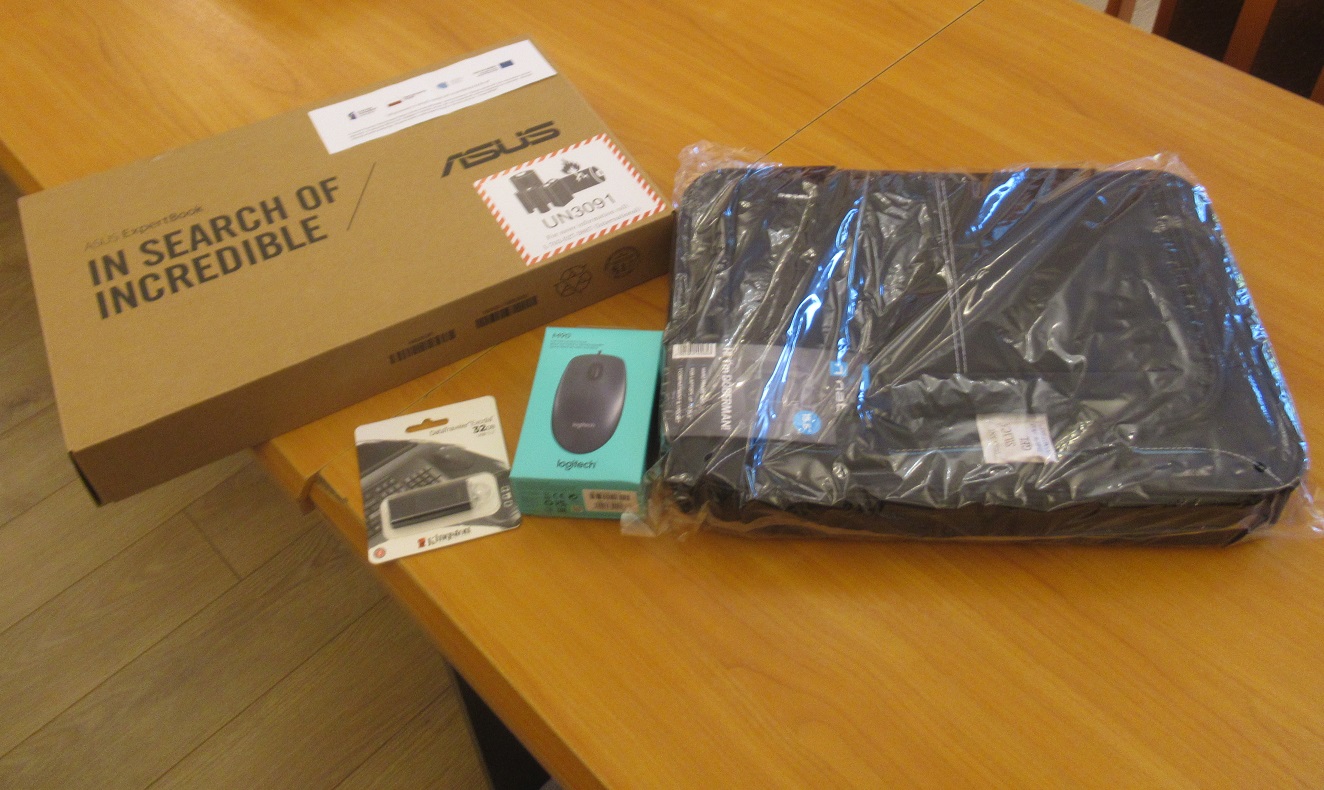 Zdjęcie sprzętu komputerowego w ramach grantów PPGR (laptopa, myszki komputerowej, pendrive)