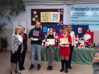 Konkurs plastyczny POSTAĆ ŚWIĘTEGO MIKOŁAJA BISKUPA, nagrodzeni w konkursie plastycznym stoją z dyplomami, obok Przewodnicząca Rady Gminy
