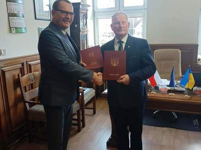  podpisanie porozumienia z Gminą Nowe, w zakresie międzygminnych przewozów autobusowych, Wójt Gminy Warlubie wraz z Burmistrzem Gminy Nowe