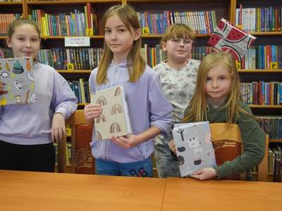 dzieci w bibliotece, trzymają książki
