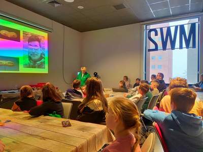 ferie zimowe, dzieci oglądają prezentacje