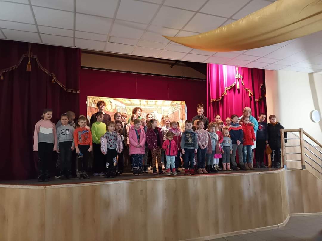 ferie zimowe, dzieci na scenie