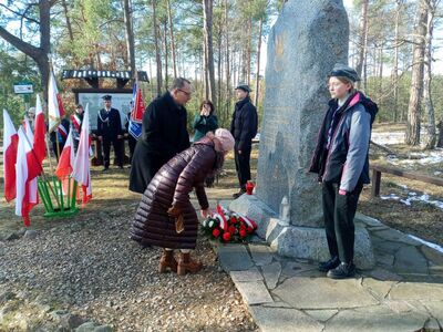 Święto Żołnierzy Niezłomnych w Lipinkach. Złożenie wieńca pod pomnikiem, obecność harcerzy, flagi narodowe, uczestnicy oddają hołd poległym
