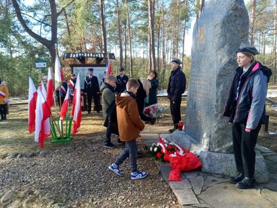 Święto Żołnierzy Niezłomnych w Lipinkach. Dzieci składają kwiaty pod pomnikiem, harcerze pełnią honorową wartę