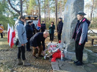 Święto Żołnierzy Niezłomnych w Lipinkach. Składanie kwiatów i zniczy pod pomnikiem, poczty sztandarowe, harcerze i lokalna społeczność w hołdzie
