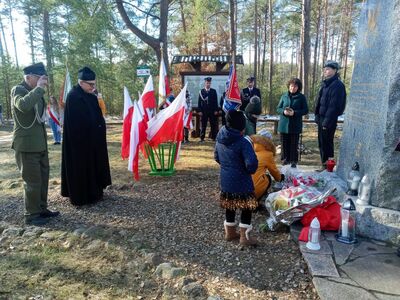 Święto Żołnierzy Niezłomnych w Lipinkach. Dzieci składają kwiaty pod pomnikiem, weterani i duchowni oddają hołd