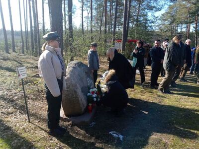 Święto Żołnierzy Niezłomnych w Lipinkach. Harcerze stoją na warcie, ludzie składają kwiaty i znicze pod obeliskiem