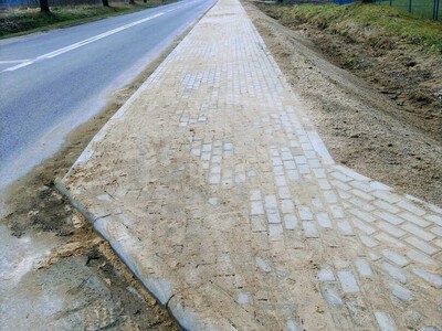 chodnik do Biedronki