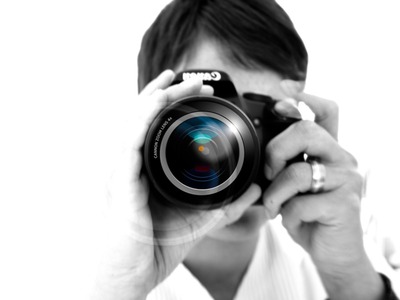 aparat fotograficzny trzymany przy głowie