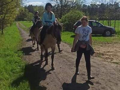 Majówka w Gminie Warlubie, dzieci jeżdżą na koniach