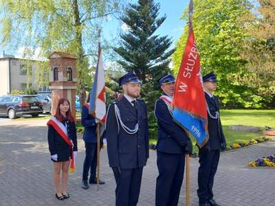 Majówka w Gminie Warlubie, strażacy przed Kościołem