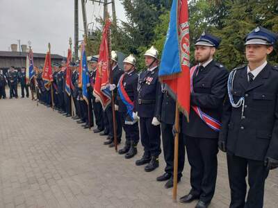 Jubileusz Jednostki OSP Lipinki, strażacy stoją z sztandarem w jednym szeregu