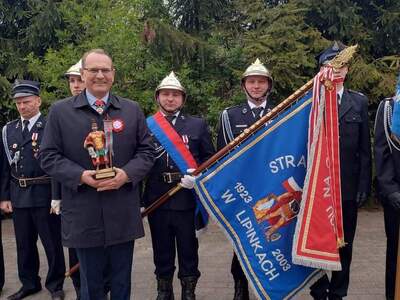 Jubileusz Jednostki OSP Lipinki, strażacy przy sztandarze stoją razem z Wójtem