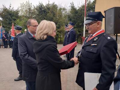Jubileusz Jednostki OSP Lipinki, Przewodnicząca Rady Gminy wręcza dyplom