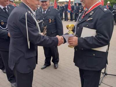 Jubileusz Jednostki OSP Lipinki, wręczanie dyplomu