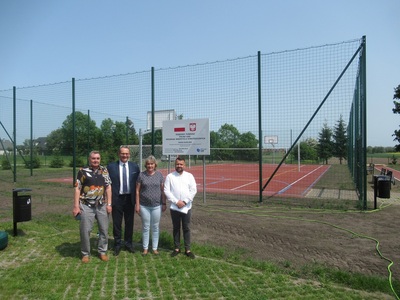 Boisko w Wielkim Komorsku odebrane, Wójt Gminy na tle boiska