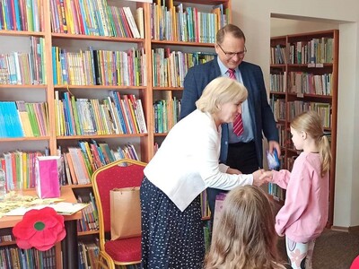 podsumowanie konkursu "Pożeracze książek", Przewodnicząca Rady Gminy składa dziecku gratulacje