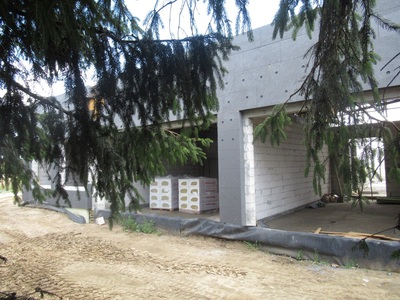 Budowa przedszkola - 39. tydzień,  budowana ściana