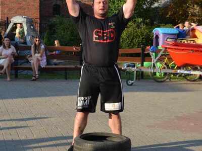 Festyn rodzinny dla Lei - Strongman Oskar Ziółkowski