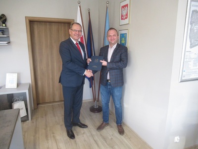 Podpisanie umowy z przedstawicielem Przedsiębiorstwa Budowy Dróg i Mostów Sp. z o.o. z siedzibą w Kozłowie