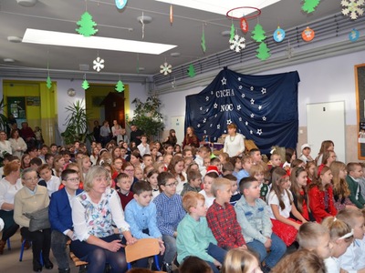 Okres świąteczny w SP Wielki Komorsk, dzieci siedzą i oglądają występy artystyczne