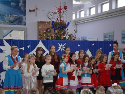 Okres świąteczny w SP Wielki Komorsk, dzieci śpiewają kolędy