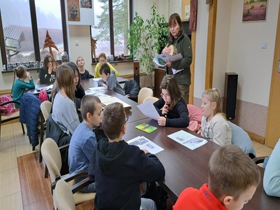 Ferie zimowe 2024, dzieci uczą się o drzewach