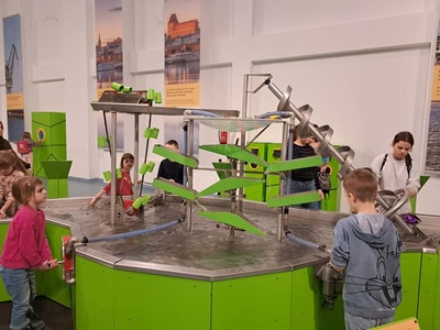 Ferie zimowe 2024, dzieci uczą się i bawią w Młynie Wiedzy w Toruniu
