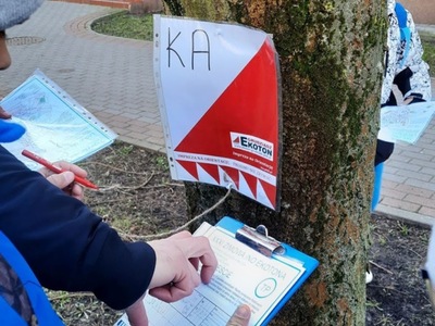 Z mapą i kompasem w terenie