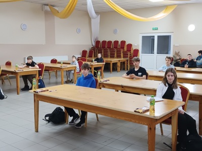 Turniej Wiedzy Pożarniczej „Młodzież zapobiega pożarom”,  uczestnicy konkursu siedzą oddaleni od siebie przy stołach w sali OSP
